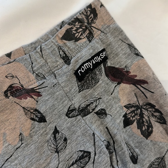 Leaves and birds grey baby pants with ruffled black cuffs - Picture 3 of 6